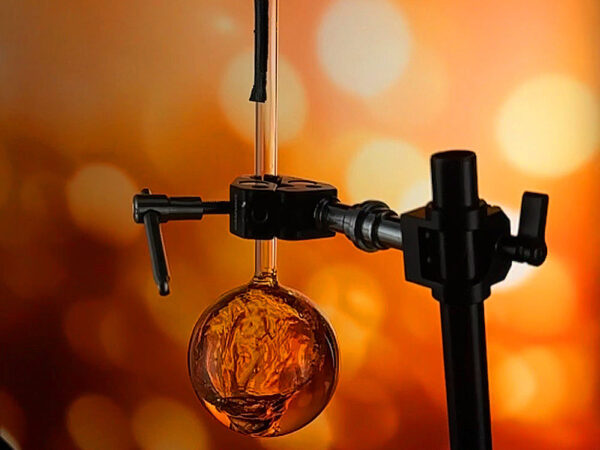 Jak vznikl záběr “bouře” tekutiny v baňce (Backstage)