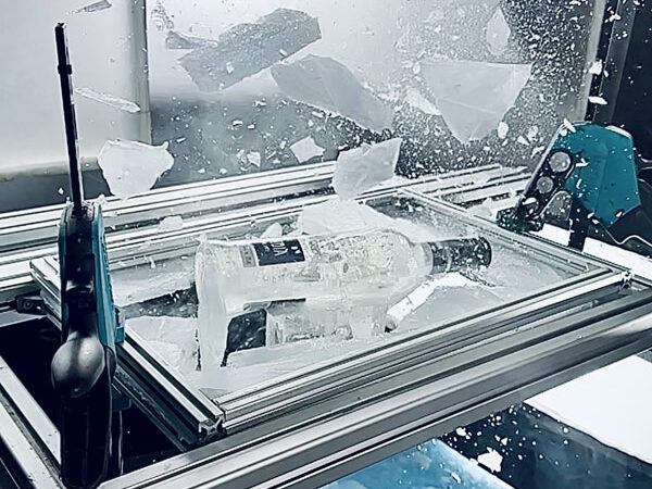 Explozivní slow motion: láhev vodky prorážející led